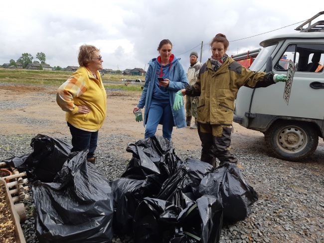 Автономер и ковёр пополнили список странных находок среди мусора на побережье Белого моря