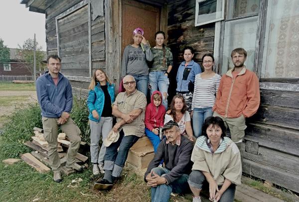 Столичные волонтёры помогают сохранять памятники деревянного зодчества в «Онежском Поморье»