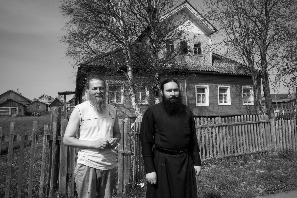 Отец Антоний (справа), д.Лопшеньга
Фото Ильи Бармина