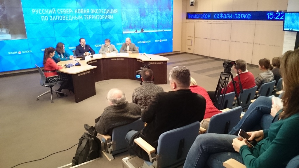 2 пресс-конференция с участием министра С.Донской (в центре).jpg
