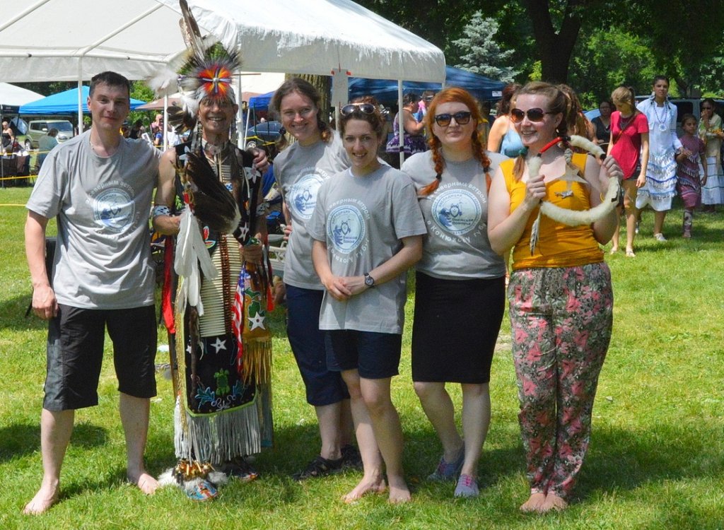 В футболках национального парка «Онежское Поморье» с эмблемой экспедиции Фёдора Конюхова, вместе с новыми друзьями индейцами. 